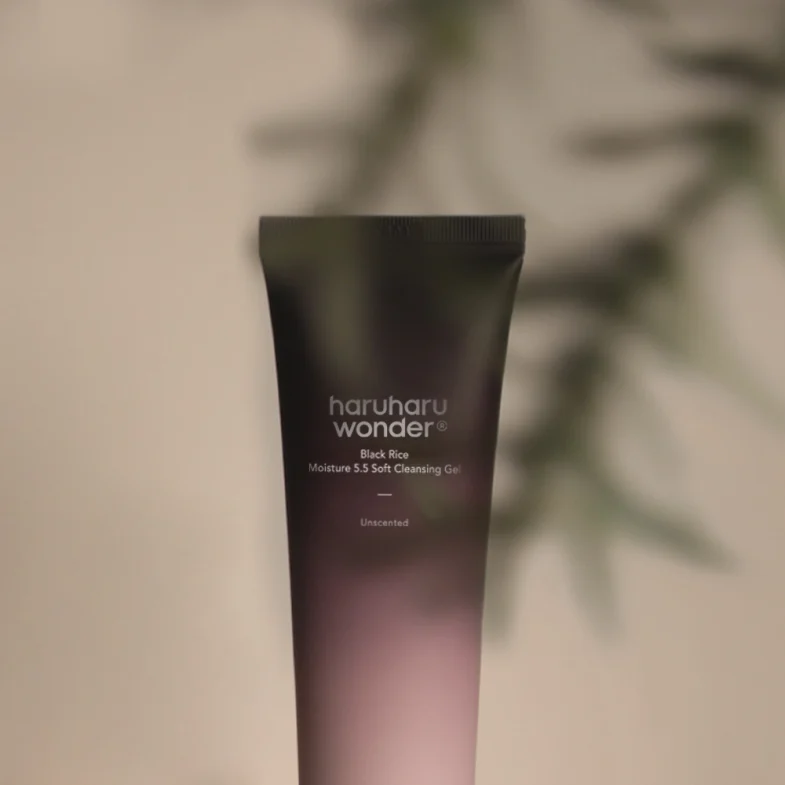 Proizvod Black Rice Moisture 5.5 Soft Cleansing Gel Background 100ml