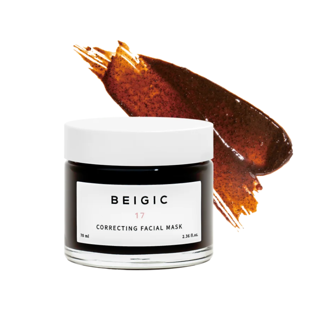 Staklena teglica s bijelim poklopcem sadrži korejsku kozmetiku, Beigic 17 korektivnu masku za lice; prikazana je i njezina kremasta tekstura u boji cimeta, popularna među Divote Cosmetics proizvodima.