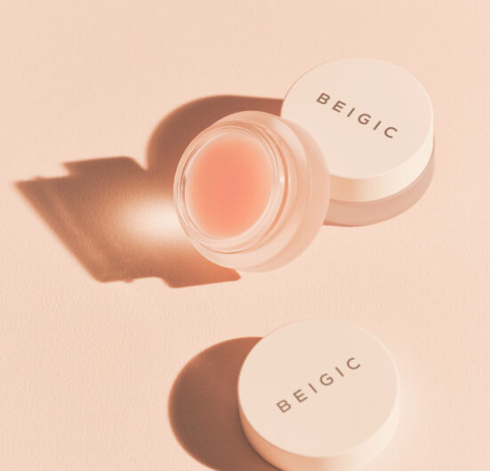 Beigic balzam za usne, prikazan s otvorenim i zatvorenim poklopcem u pastelnim nijansama, povezan s divote cosmetics i korejskom kozmetikom.