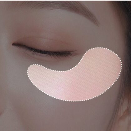 Zatvoreno oko s flasterima za oči, popularni proizvod iz korejske kozmetike Divote Cosmetics, nanesen ispod kapka.