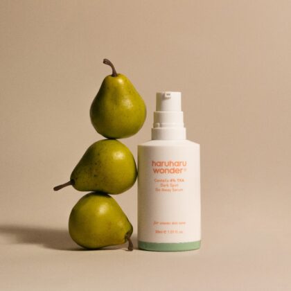 Proizvod 'haruharu wonder' korejska kozmetika serum, pored tri zelene kruške, naglašavajući prirodne sastojke i slogan Divote Cosmetics.