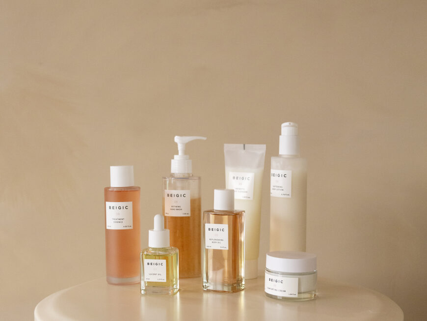 Proizvodi Divote Cosmetics prikazani na okruglom stolu, uključujući razne Korean cosmetics artikle u elegantnim bocama i tubama.