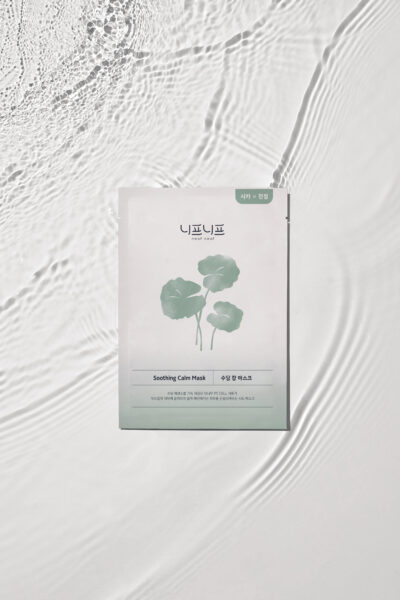 Pakiranje maske za lice "Soothing Calm Mask" s dizajnom zelenih listova na vodenoj teksturi.